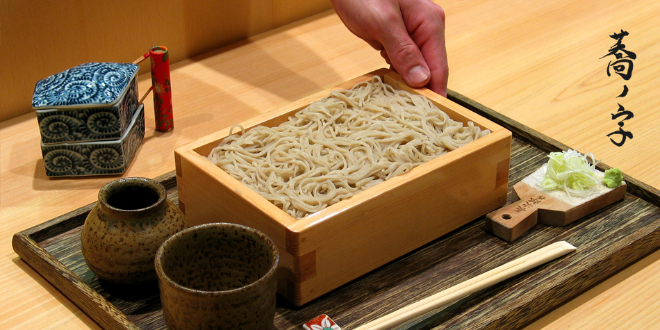 蕎ノ字の手打ち蕎麦。木のせいろと、つゆ・薬味を白木のカウンターに並べて